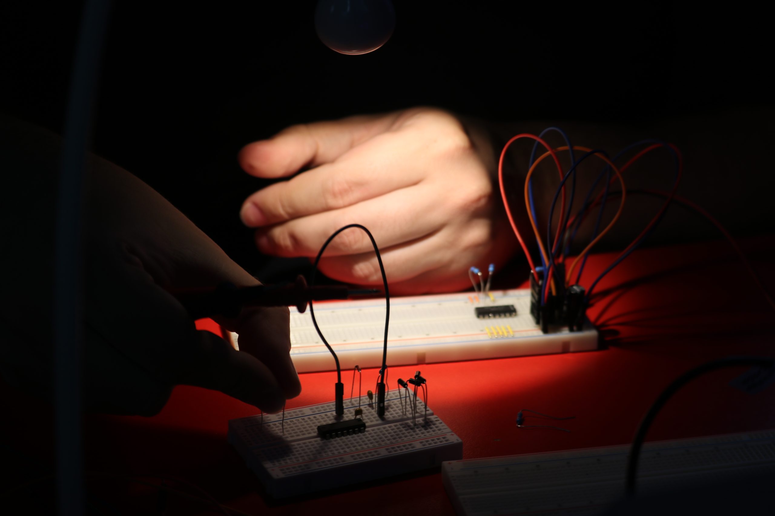 Конструиране на часовник върху breadboard